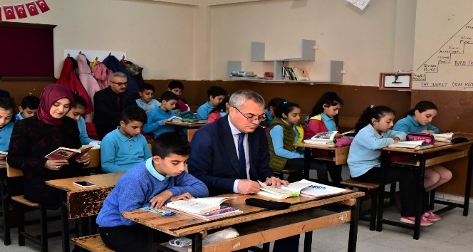 Öğrencilik yıllarına döndü