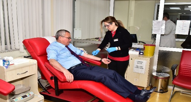 Vali Deniz'den kan bağışı