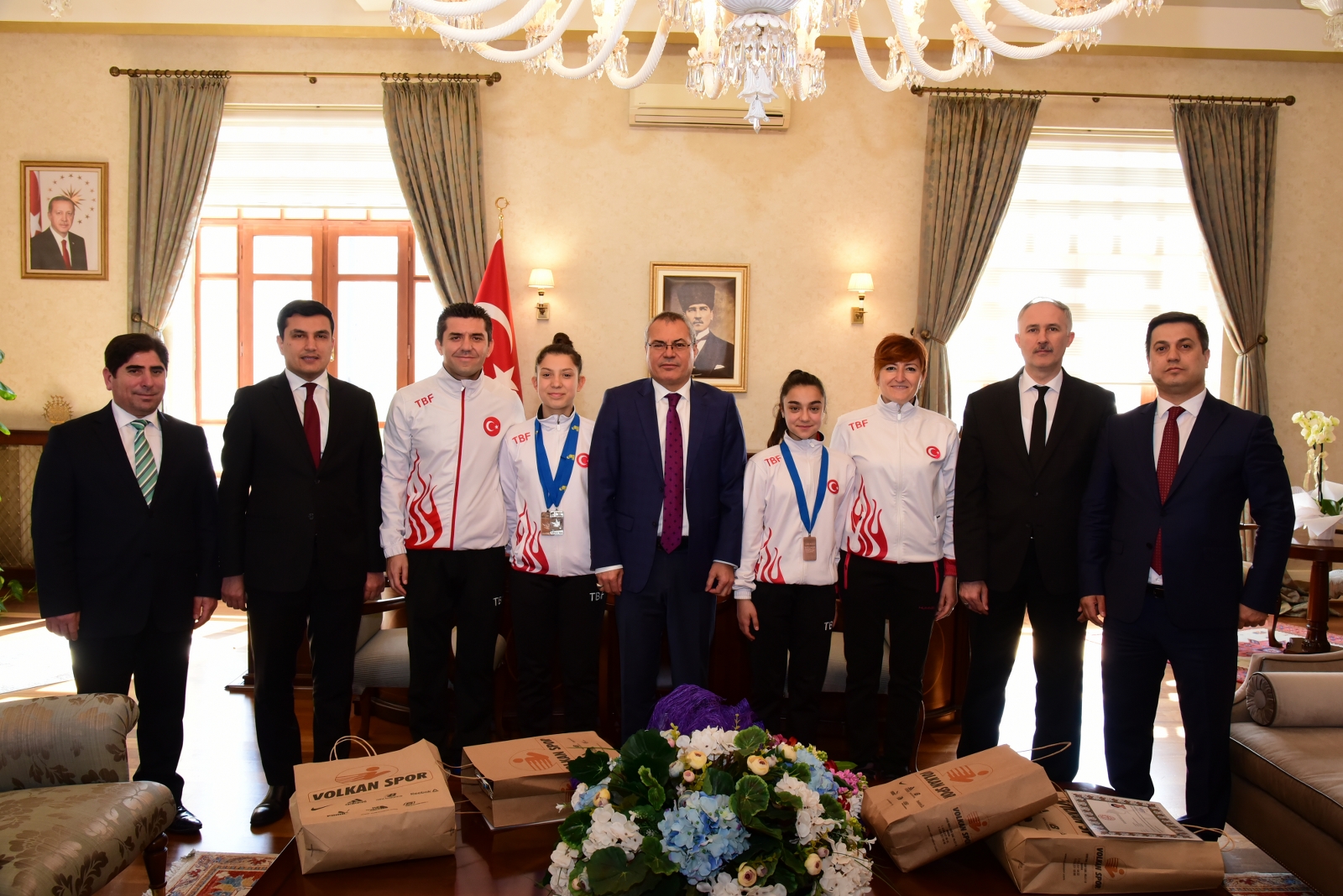 Sporcular ödüllendirildi.