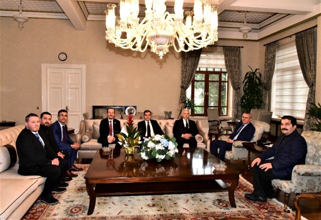 Veterinerler vali Deniz'le bir araya geldi.