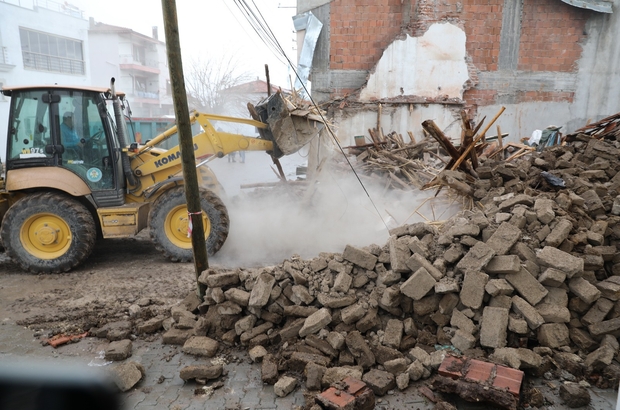 Ağır hasarlı binaların yıkımına başlandı.