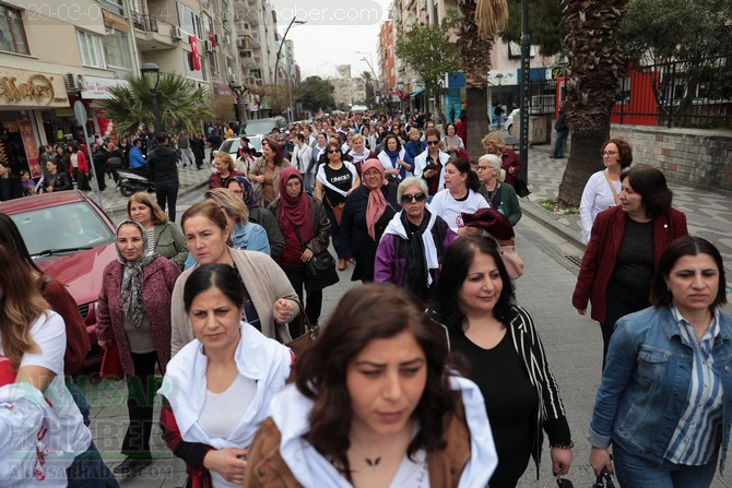 Kadınlar Akhisar'da sokaklara sığmadı
