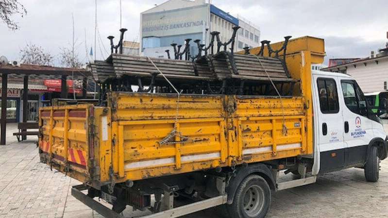 Belediye virüsü önlemek için bankları söktü