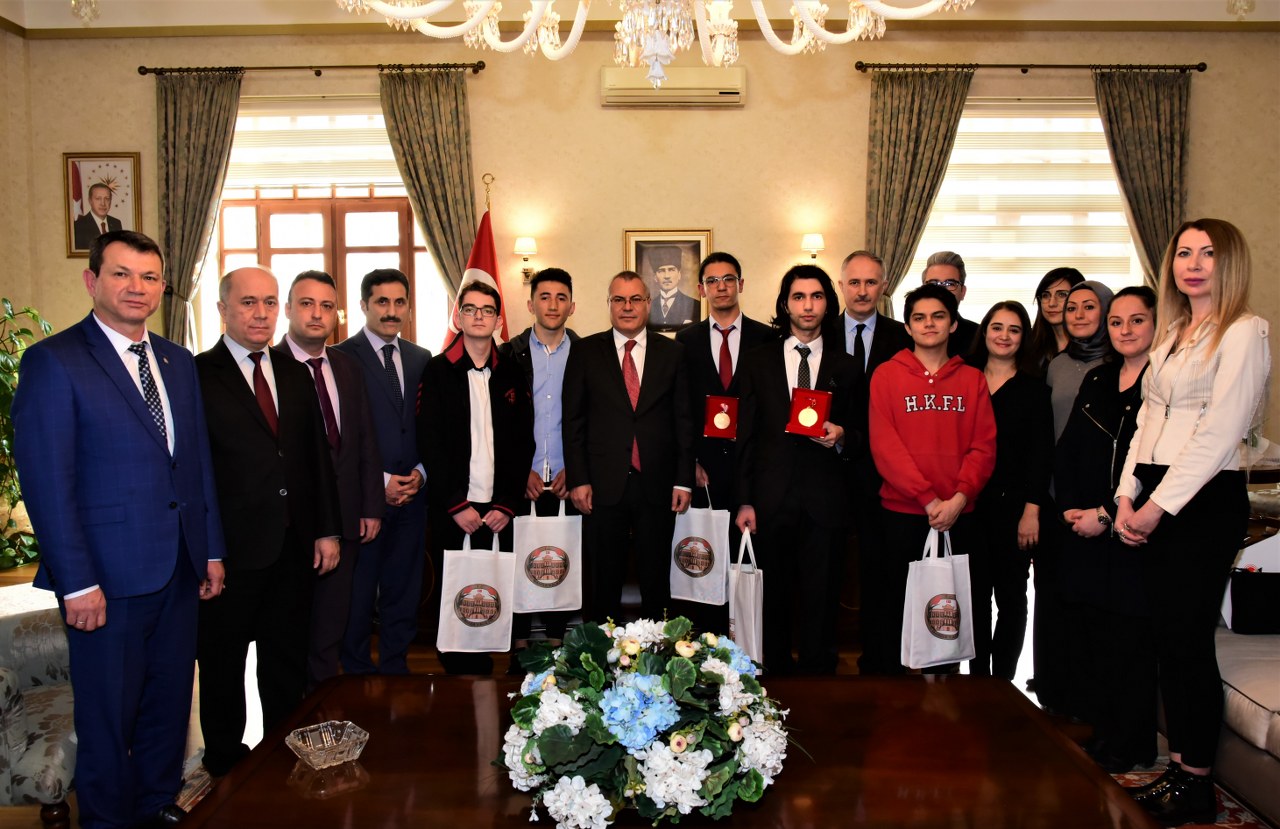 Validen başarılı öğrencilere ödül