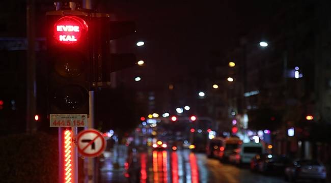 Manisa'da Trafik Işıklarına "Evde Kal" Yazıları Asıldı