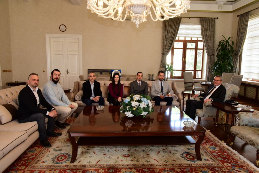 Vali Deniz Fotoğrafçılarla bir araya geldi.