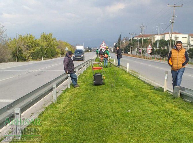 Karayolu temizliğini belediye üstlendi.