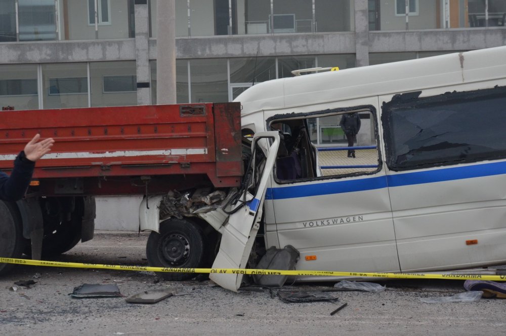 İşçi minibüsüne tır çarptı 2 işçi öldü