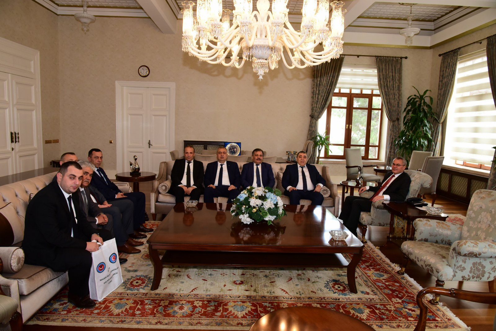 Vali sendikacılarla bir araya geldi