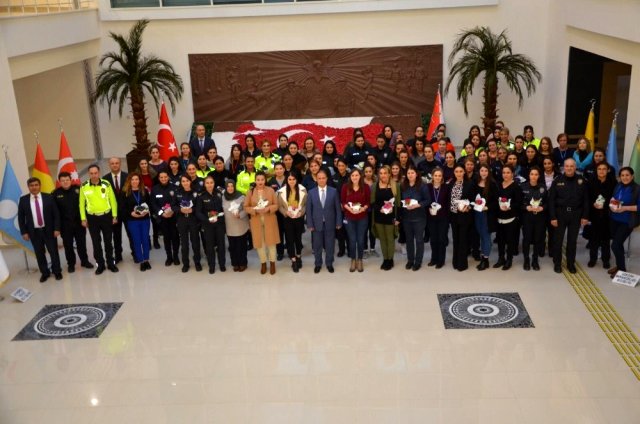Müdürden kadın polislere çiçek