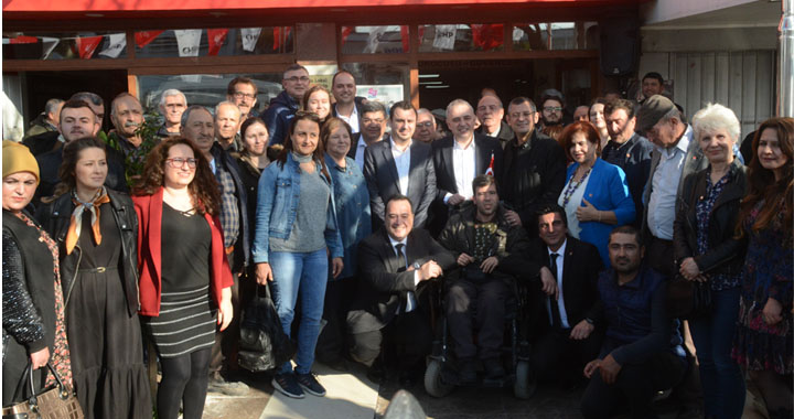 CHP'nin yeni üyeleri rozetlerini taktı