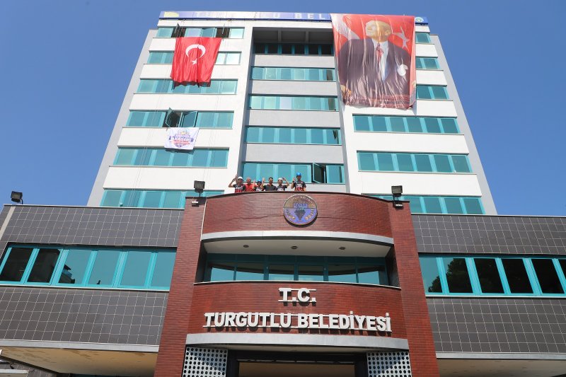 Turgutlu deve güreşleri ertelendi.