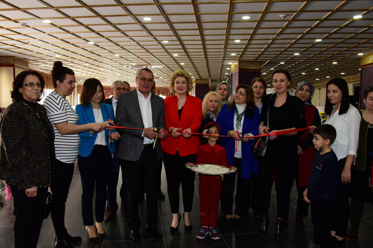 El sanatları sergisi açıldı.