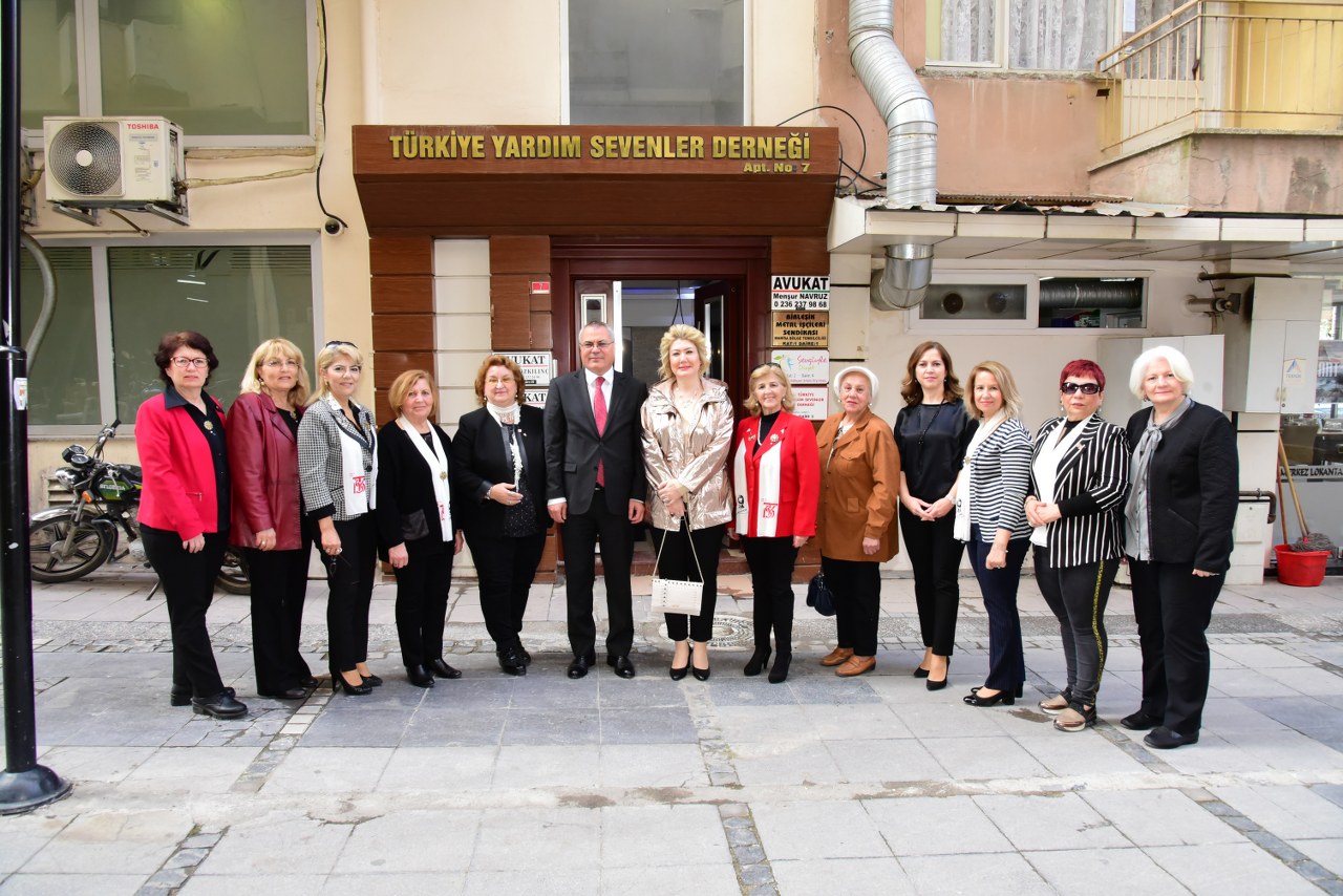 Vali yardım sevenlerle buluştu