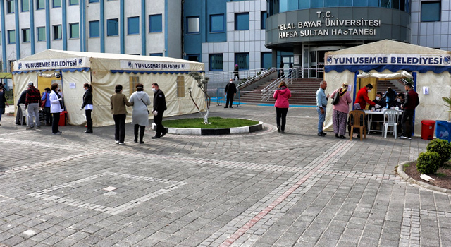 Hastane bahçesine tanı çadırı