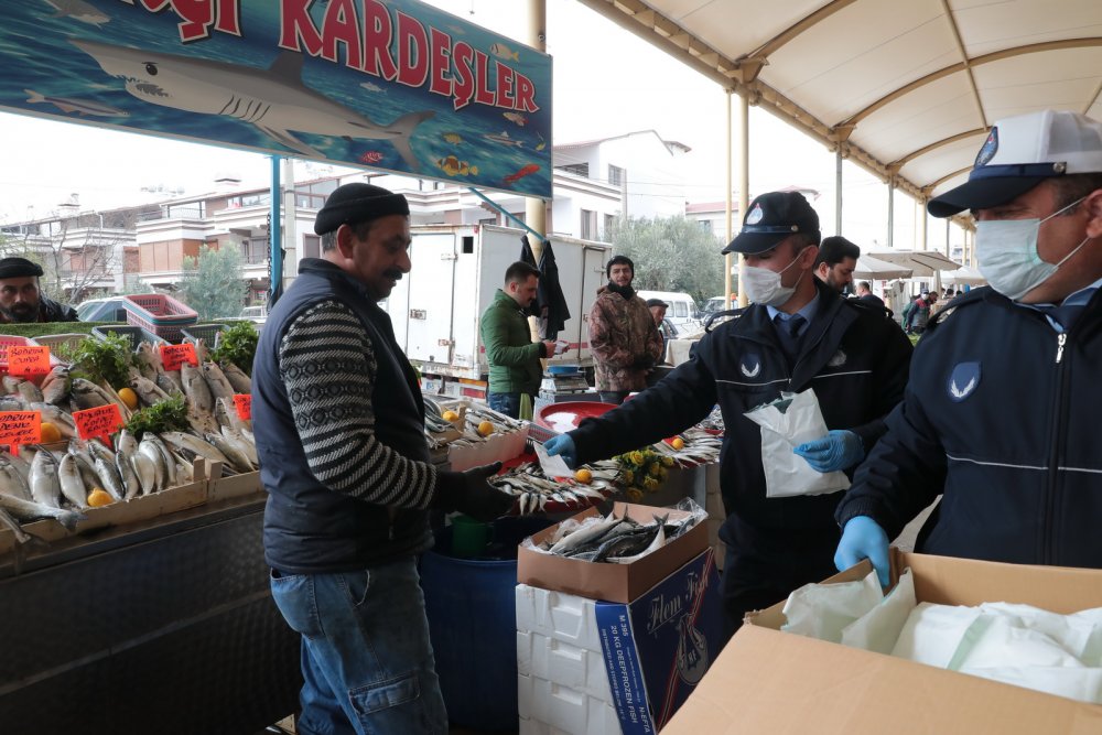 Zabıta pazarda halka maske dağıttı