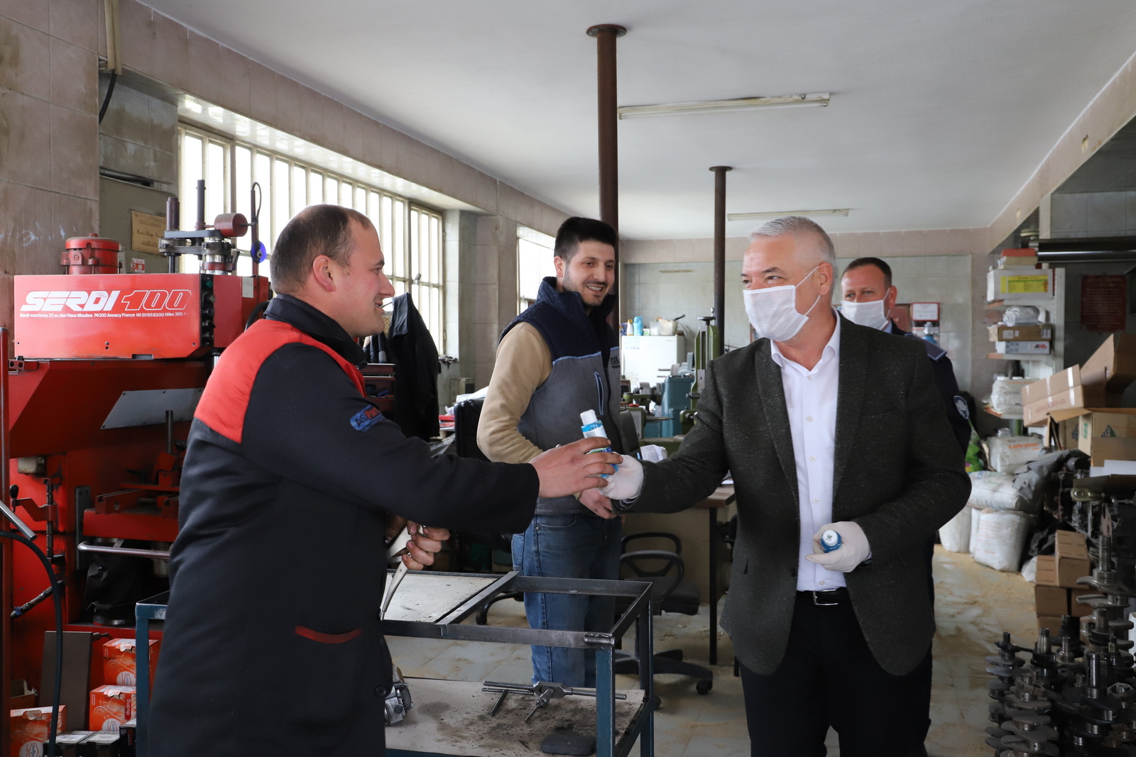 Vatandaşa dezenfektan dağıttı