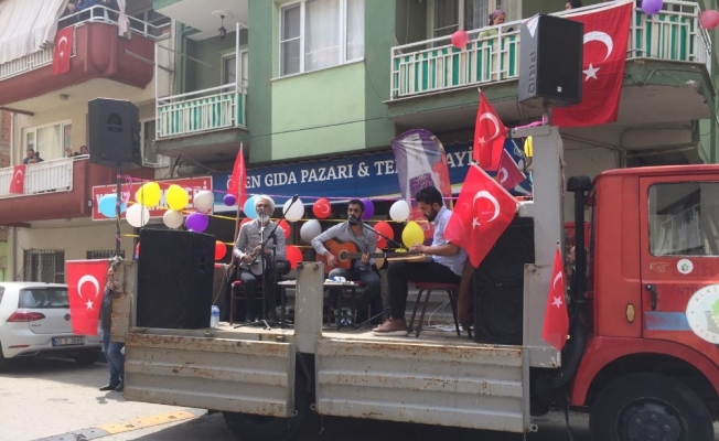 Alaşehirliler bayramı balkonlarından kutladı