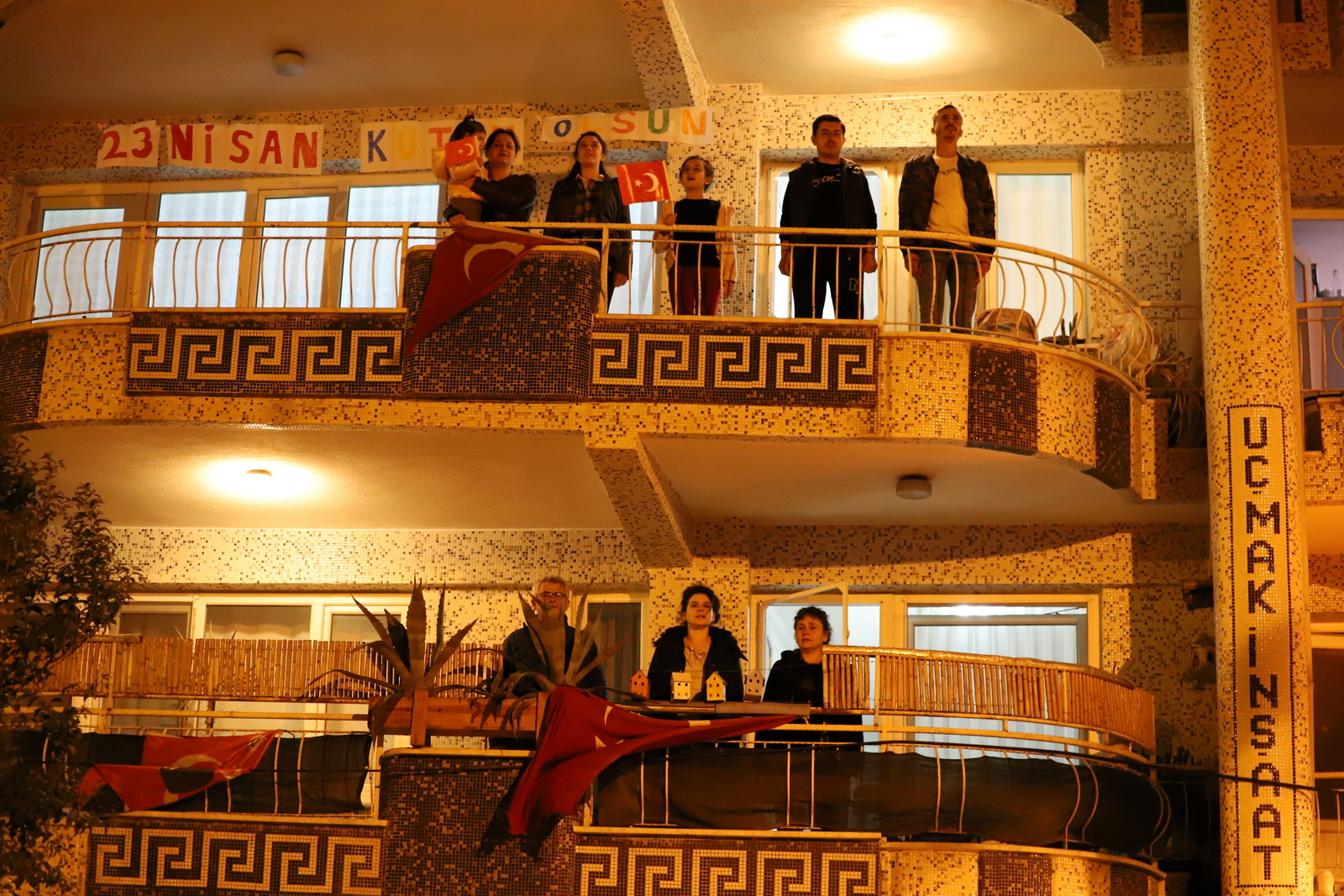 Saruhanlı Balkonlardan İstiklal Marşını Okudu