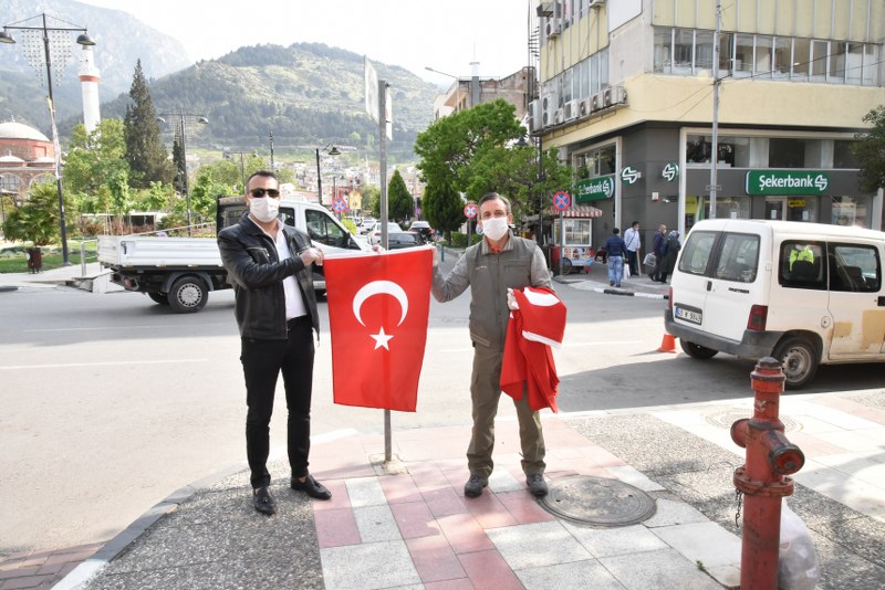 Vatandaşlara Türk Bayrağı Dağıtıldı