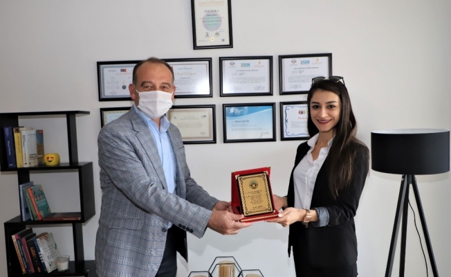 Başkan plaket verdi