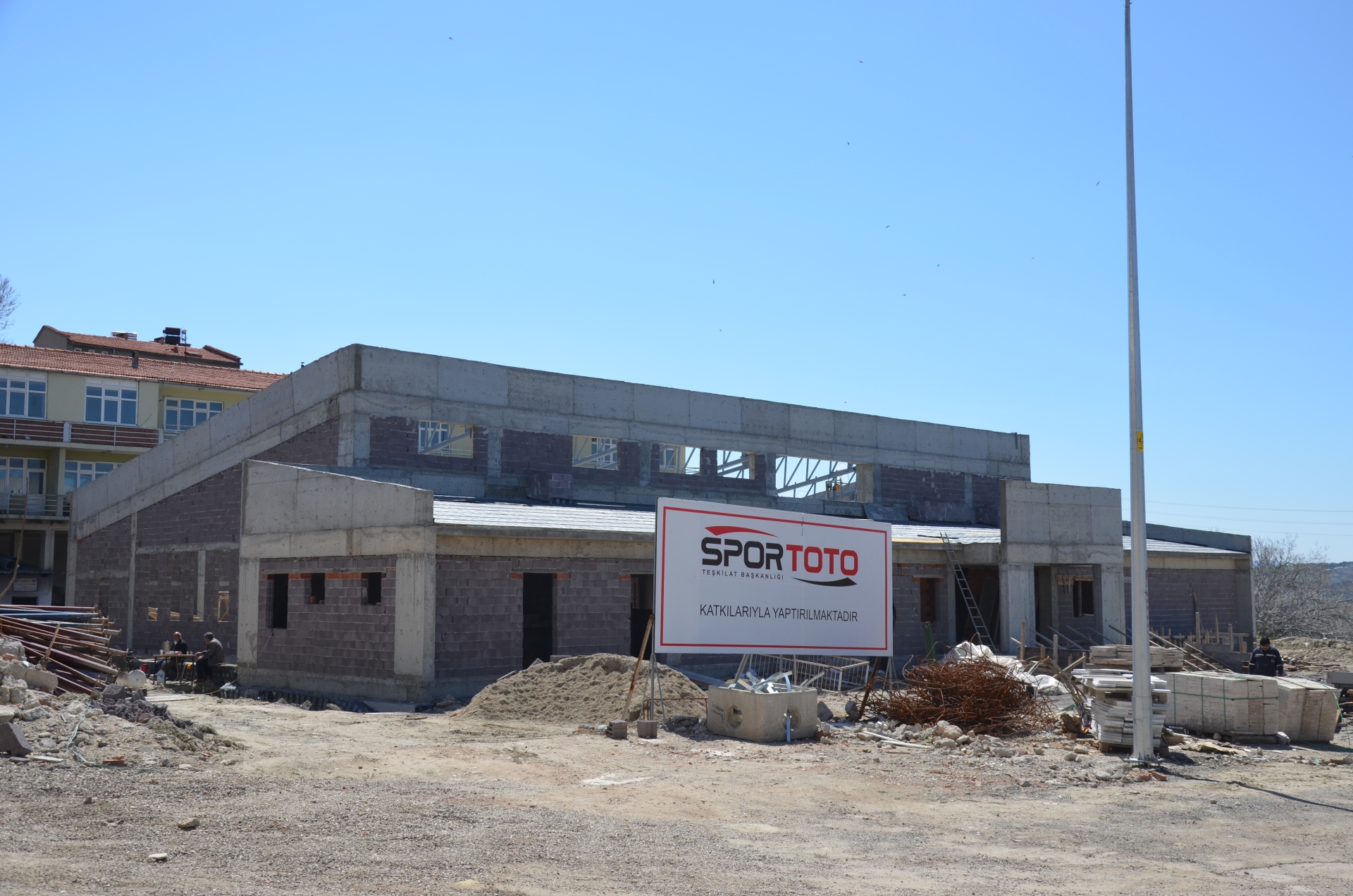 Demirci'de olimpik yüzme havuzu inşaatı sürüyor