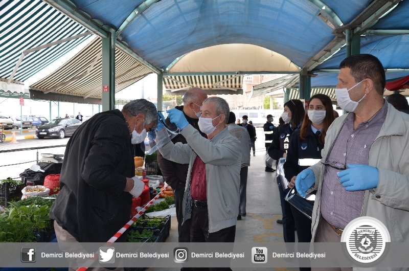 Başkan Selçuk koruyucu siperlik dağıttı