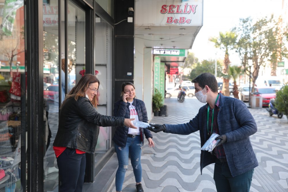 Belediye esnafa maske dezenfektan dağıttı
