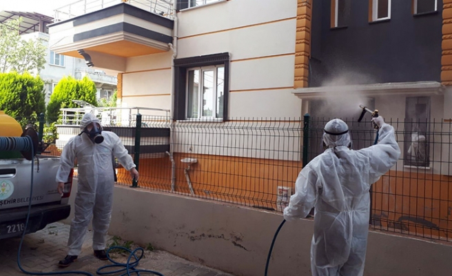 Karantinaya alınan apartman dezenfekte edildi