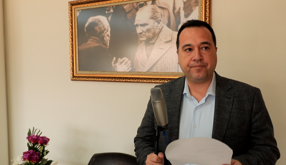 Akhisar'da şarkılı evde kal çağrısı