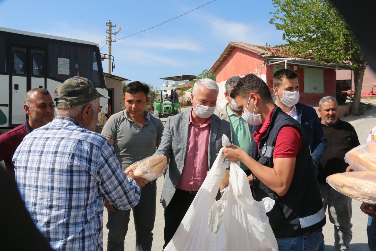 Başkan Bilgin, arazide çalışan çiftçilere ekmek dağıttı