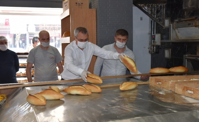 Vali Deniz, aldı eline küreği ekmek pişirdi.