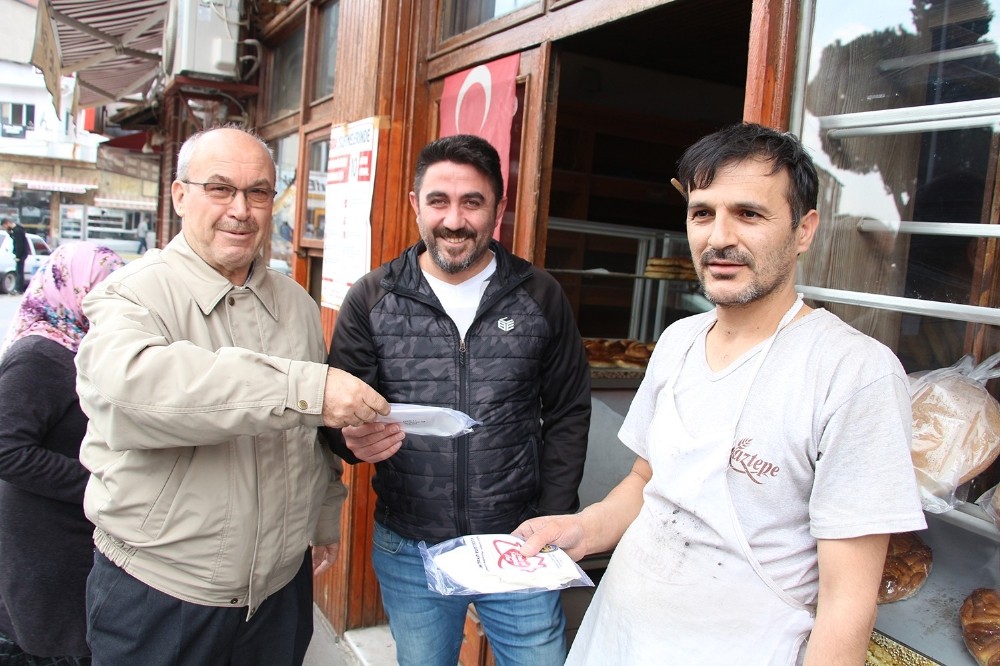 Kula'da esnafa maske dağıtıldı