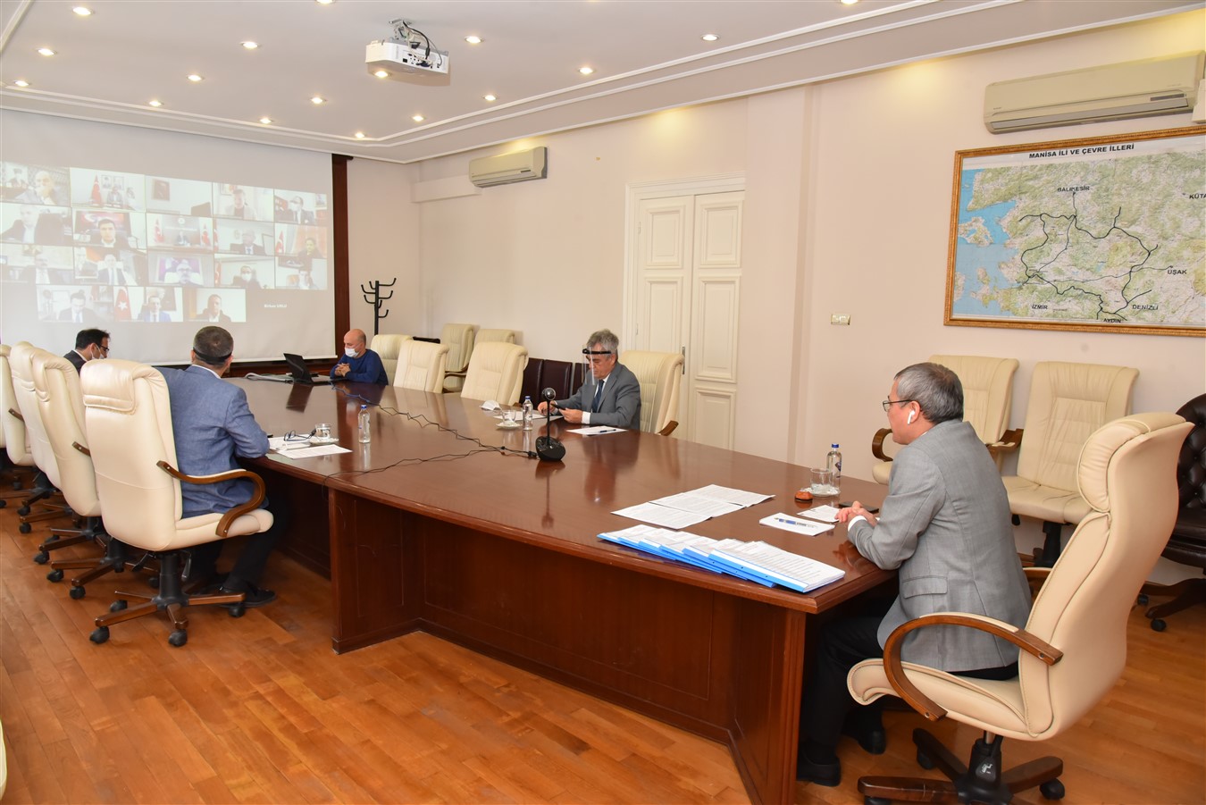 Vali Deniz yasak öncesi kaymakamları topladı