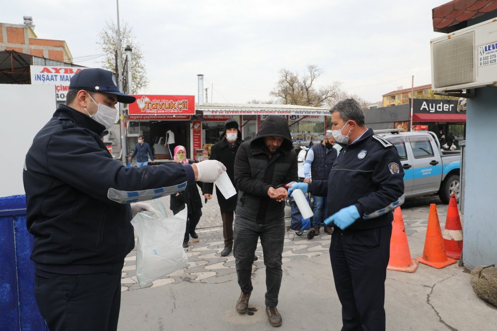 Akhisar belediyesinden vatandaşa bedava maske