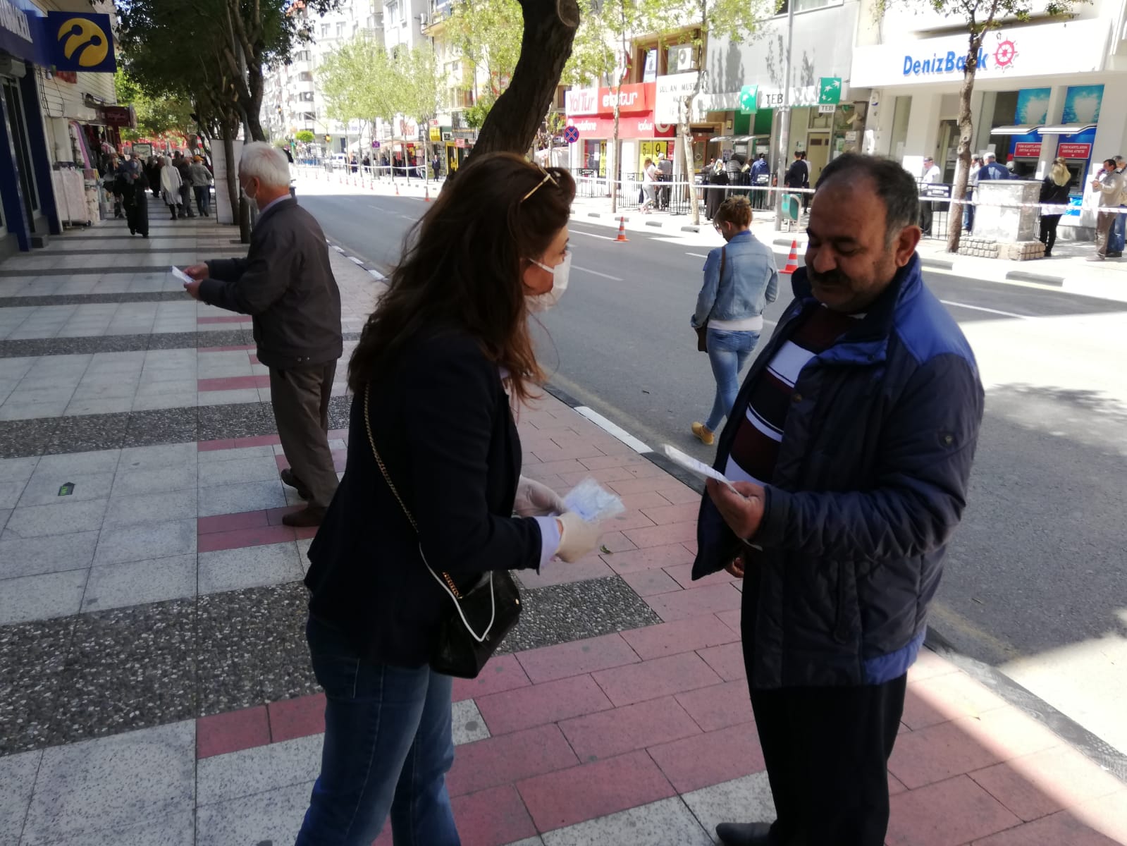 Gelecek partililer Manisa'da maske dağıttı.