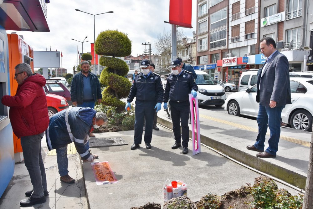 Akhisar Belediyesi fiziksel mesafe çizgisi çekti