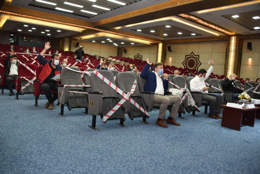 Yunusemre belediye meclisi mesafeli toplandı