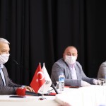 Maskeli meclis toplantısı