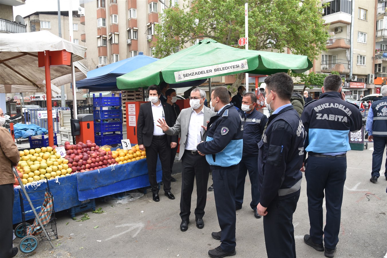 Vali Deniz pazarda esnafla bir araya geldi