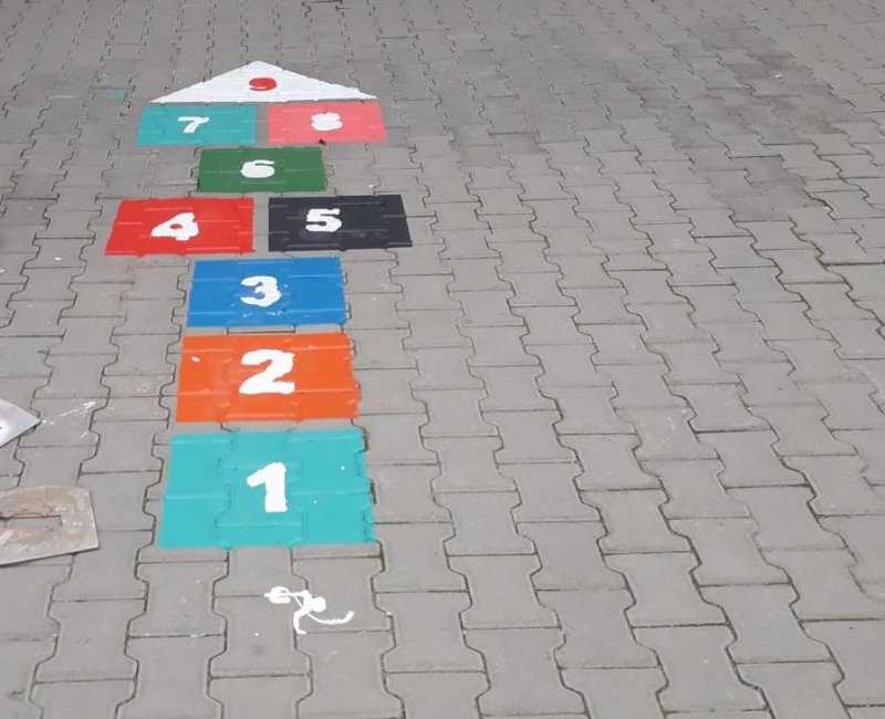 Belediyeden okullara renkli oyun alanı