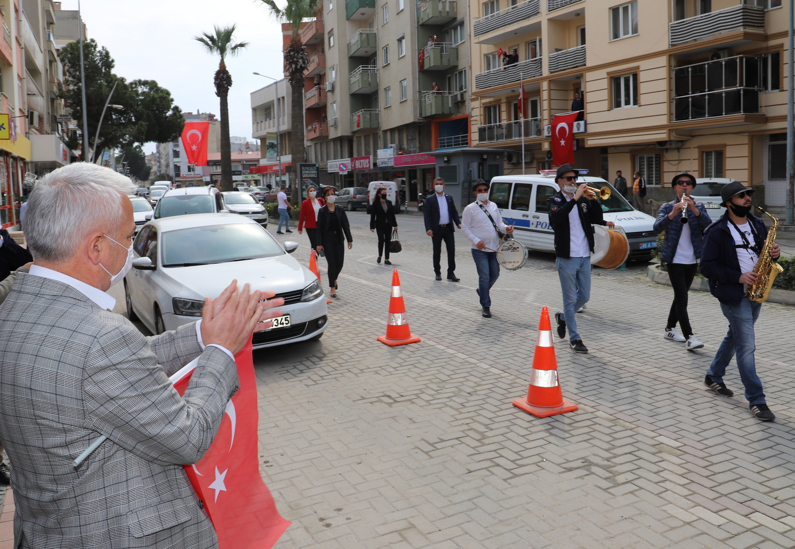 Saruhanlı sokaklarında 23 nisan coşkusu