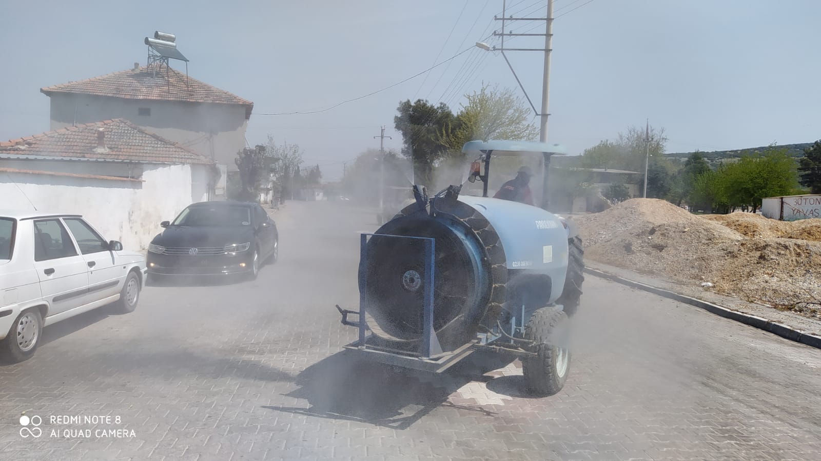 Saruhanlı 'da virüsle mücadelede üreticiler traktörleriyle katıldı