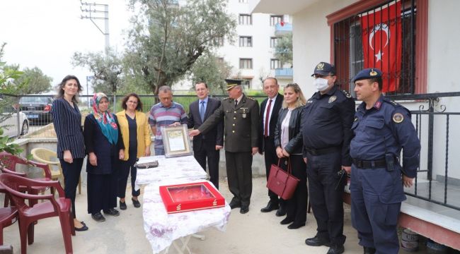 Şehidin 'şahadet' belgesi ailesine verildi.