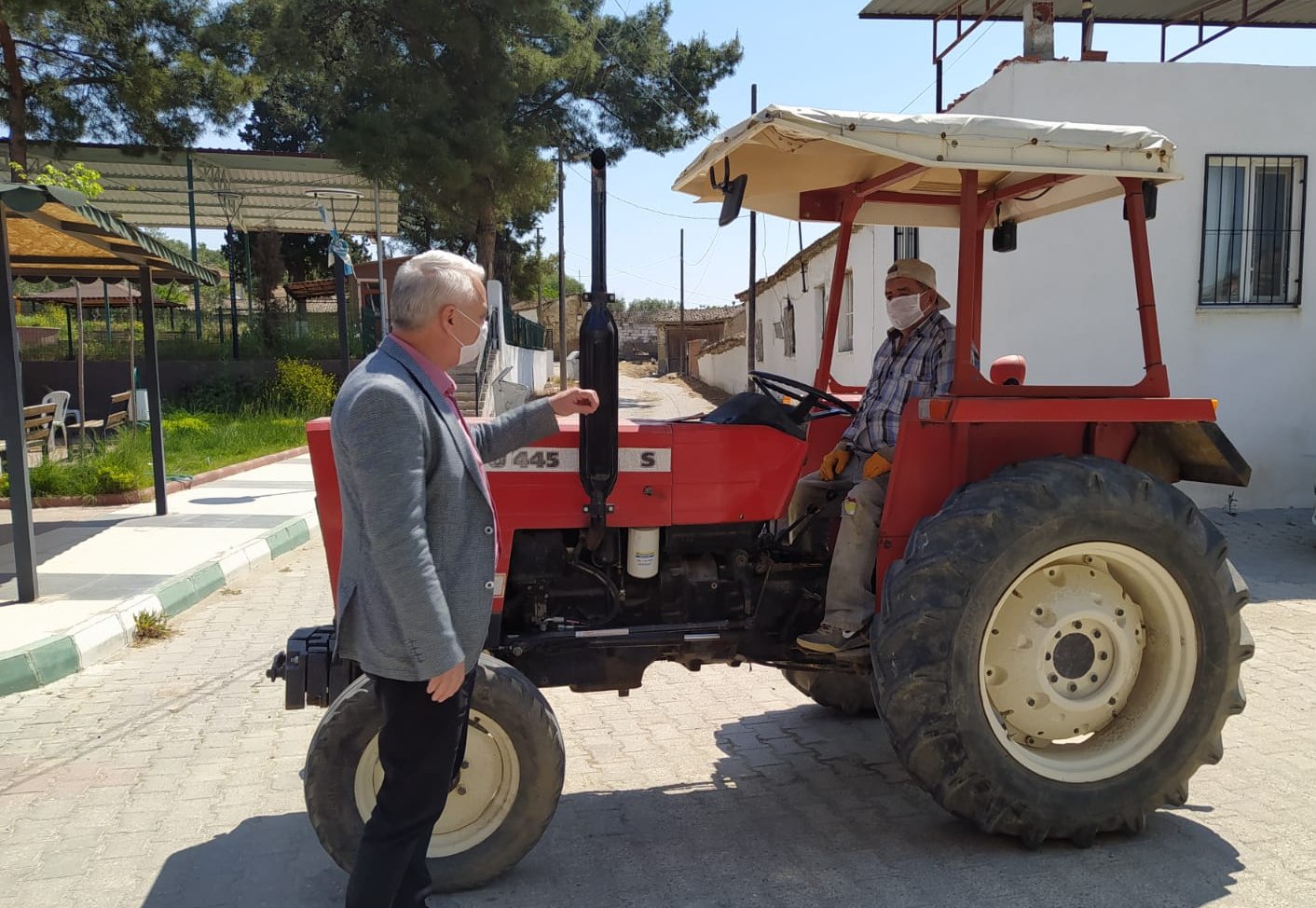 Traktörü yanan çiftçiye traktörünü verdi