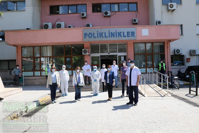 Sağlık çalışanlarının tulumları Akhisar Yardımsevenler Derneği'nden