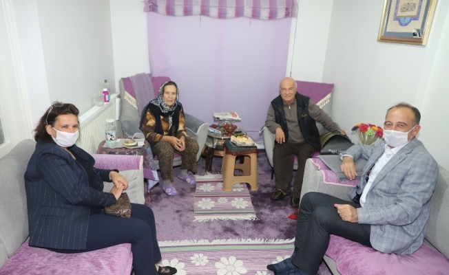 Başkan Akın ve eşi yaşlı çiftin mutluluğuna ortak oldu