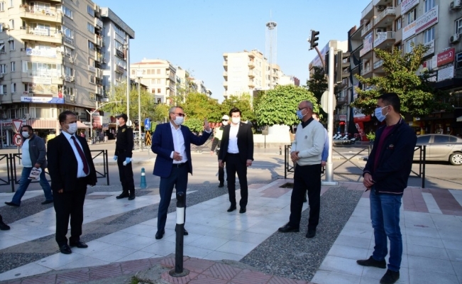 Vali maske dağıttı