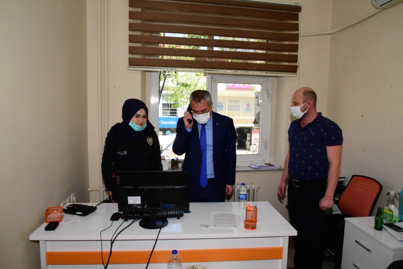 Vali Deniz telefon başında