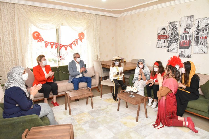 Vali Deniz ve eşi 23 nisanı çocuklarla kutladı